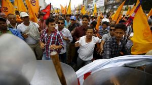 नेपाल में पुलिस और श्रद्धालुओं के बीच जमकर ​​हुआ संघर्ष, भड़का उठा दंगा