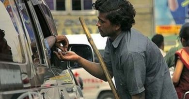 rich beggar on indian road