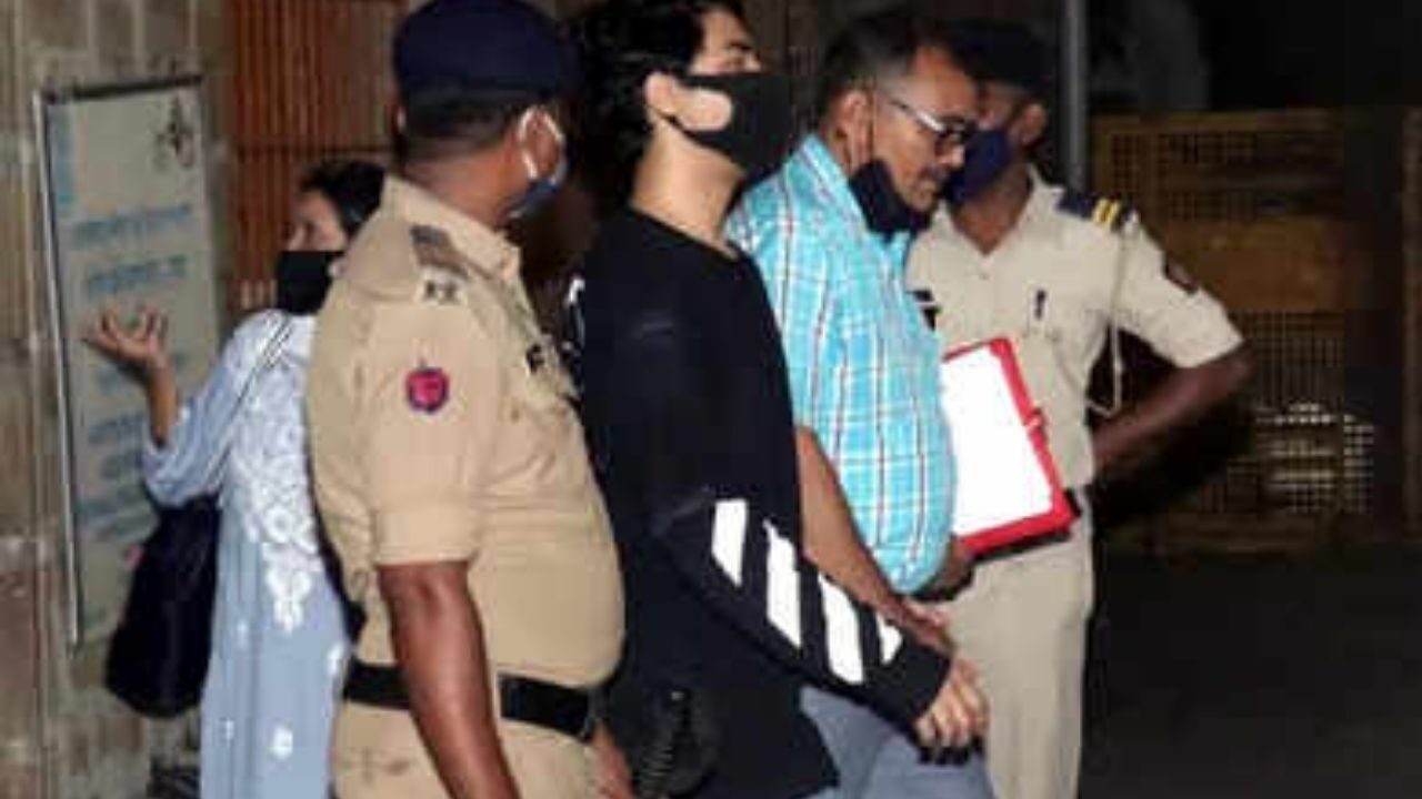 Drugs लेने के मामले में Shahrukh Khan का लड़का अंदर (2)