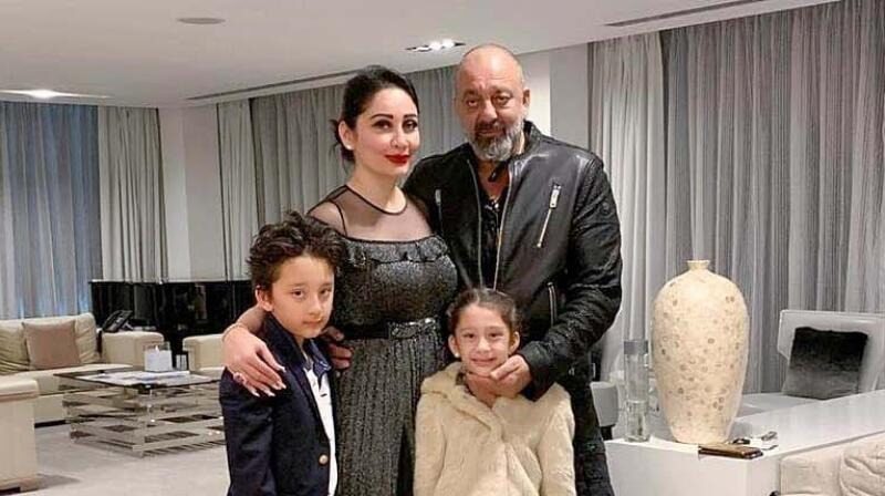 sanjay dutt with family