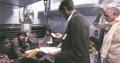 बिहार : ट्रेन में TTE मांगा टिकट – बेटिकट यात्रियों ने की जमकर पिटाई..