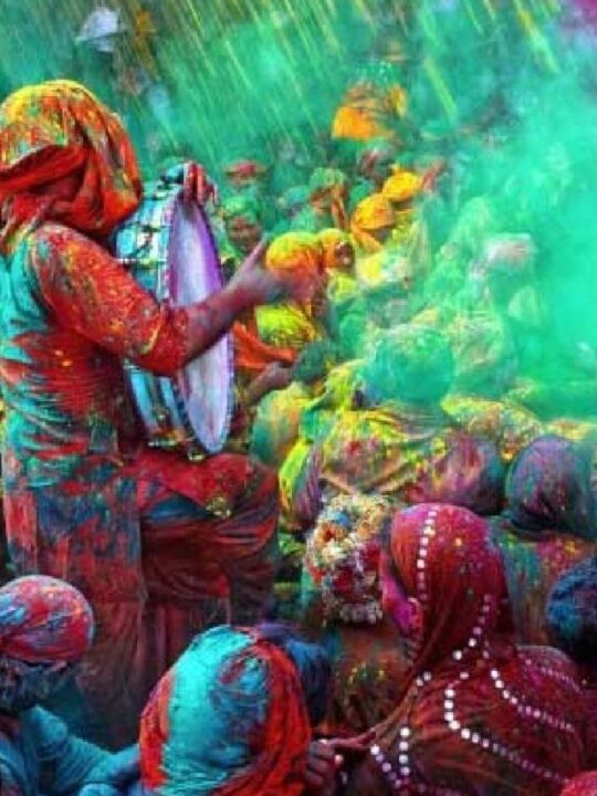 भारत के इस शहर में रंगों से नहीं बल्कि थप्पड़ों से खेली जाती है होली